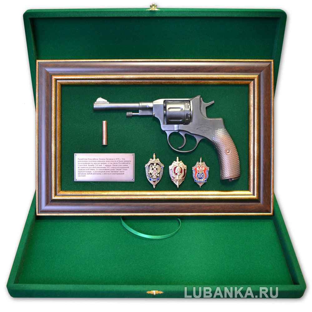 Панно с пистолетом «Наган» со знаками ФСБ